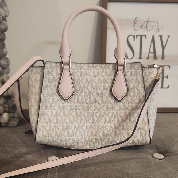 Michael Kors Signature Crossbody Bag/Satchel in Pink and Cream - Picture 4 of 13